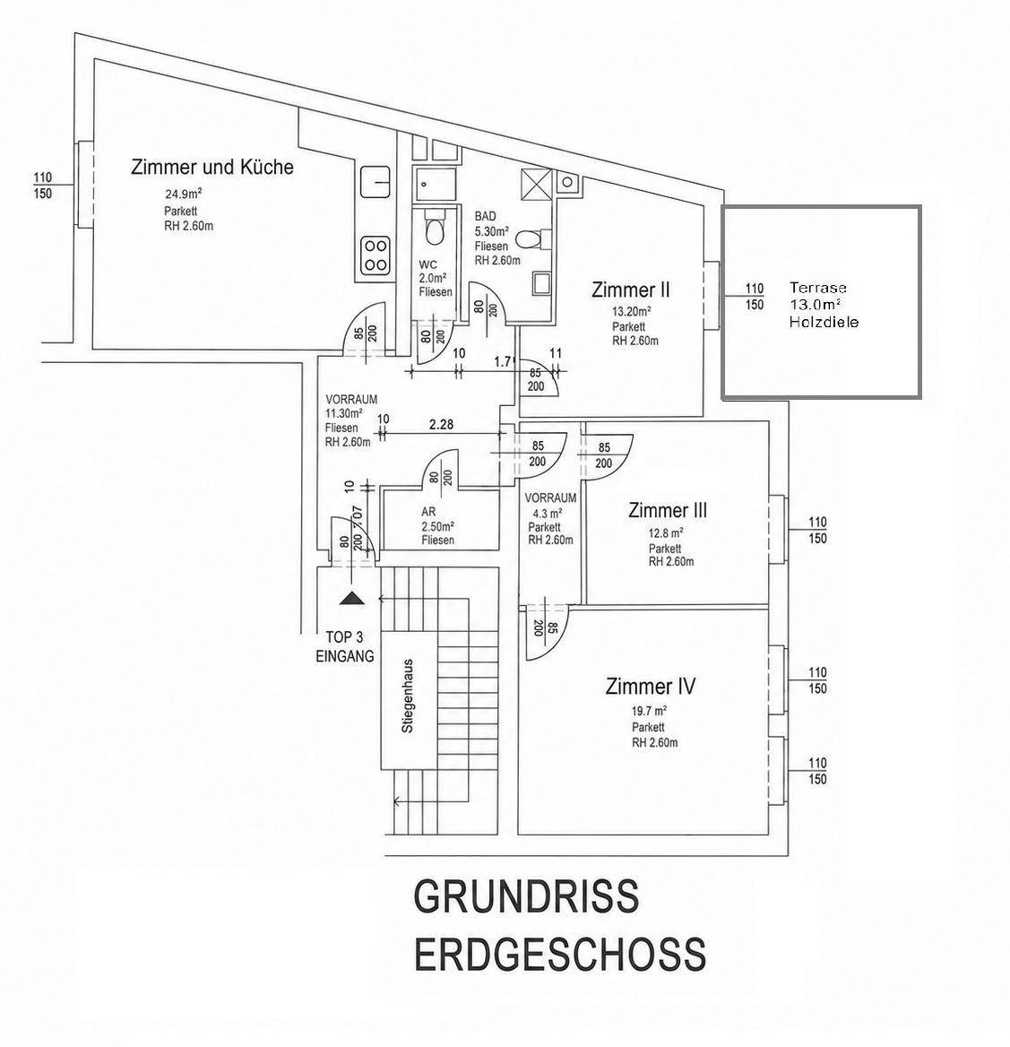 Grundriss des Erdgeschosses mit vier Zimmern, Küche, Bad und Terrasse.