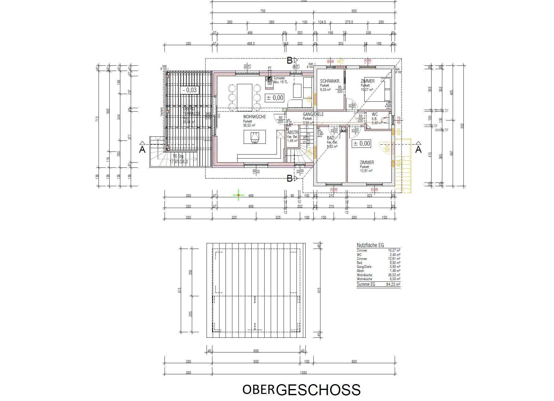 Grundriss des Obergeschosses mit offener Wohnküche, Schlafzimmer, Bad, WC und Zugang zu einem Balkon.