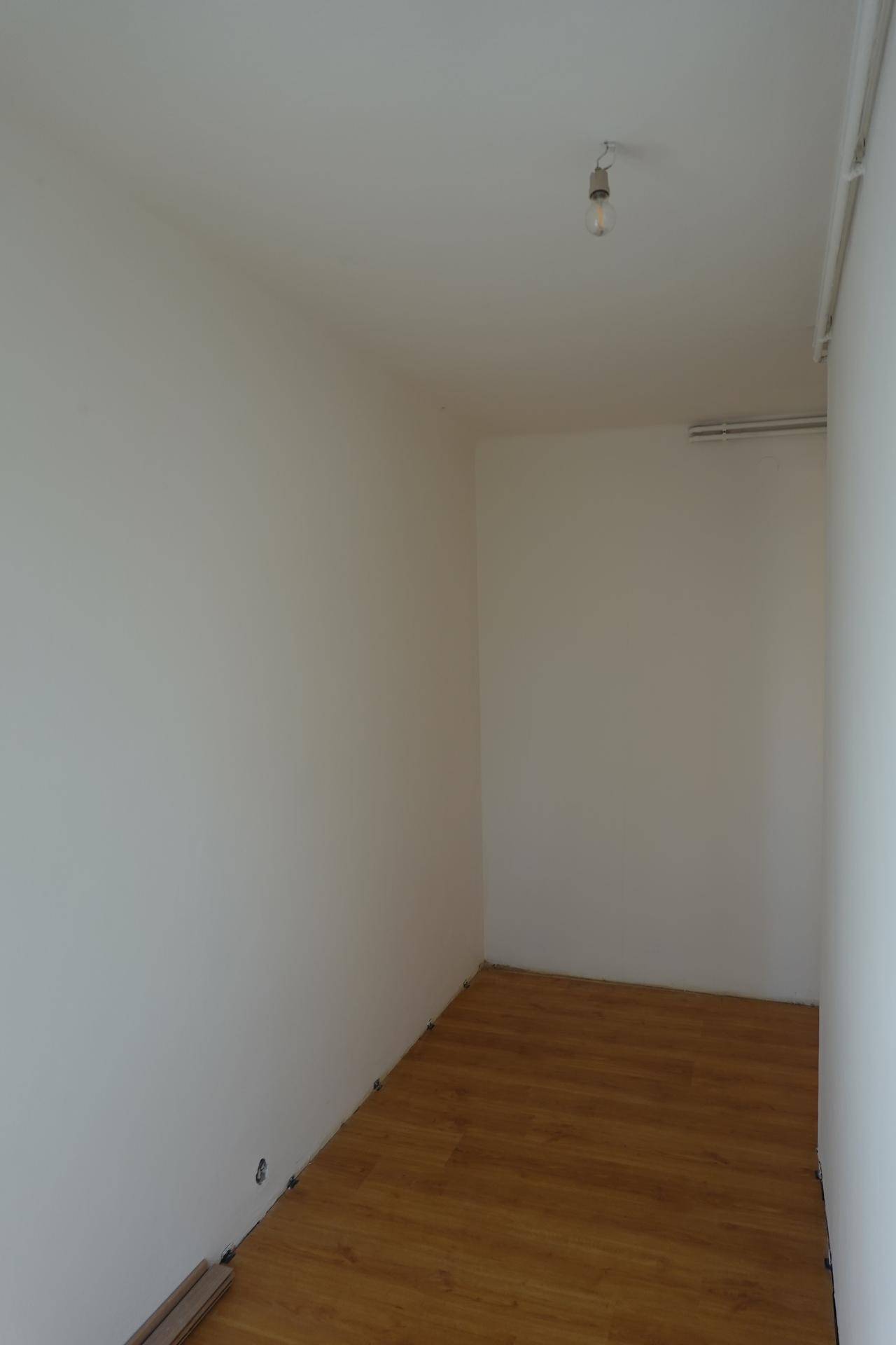 Heller Flur mit Holzboden und weiß gestrichenen Wänden, der einladend wirkt.