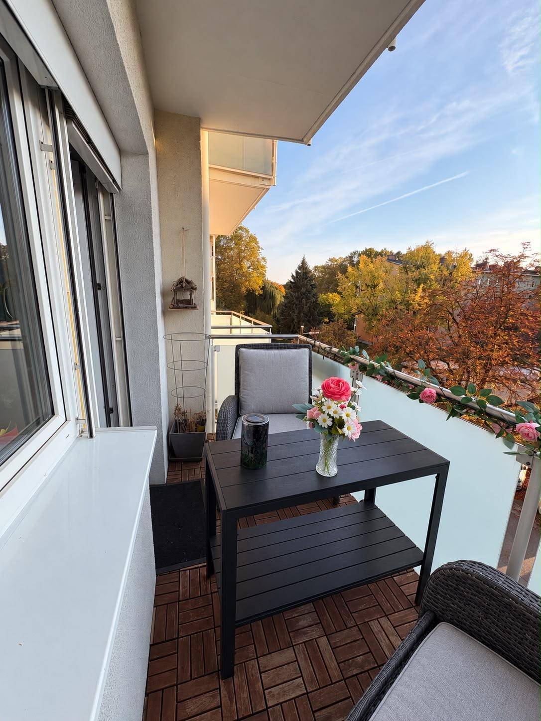 Gemütlicher Balkon mit Sitzgelegenheiten und weitem Blick auf die Umgebung.
