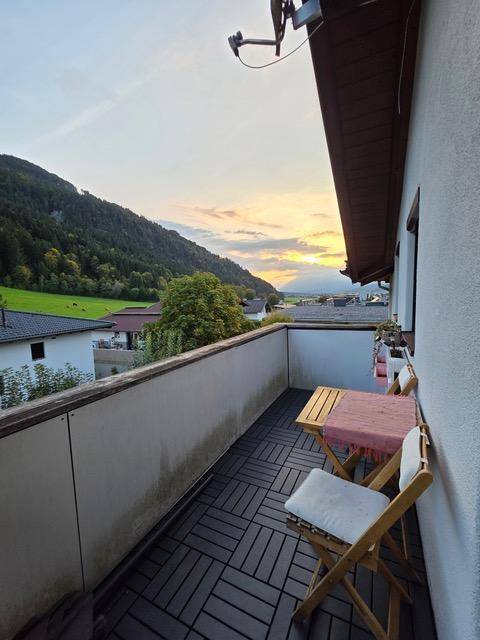 Kleiner Balkon mit Sitzgelegenheiten und malerischem Blick auf die umliegende Natur.