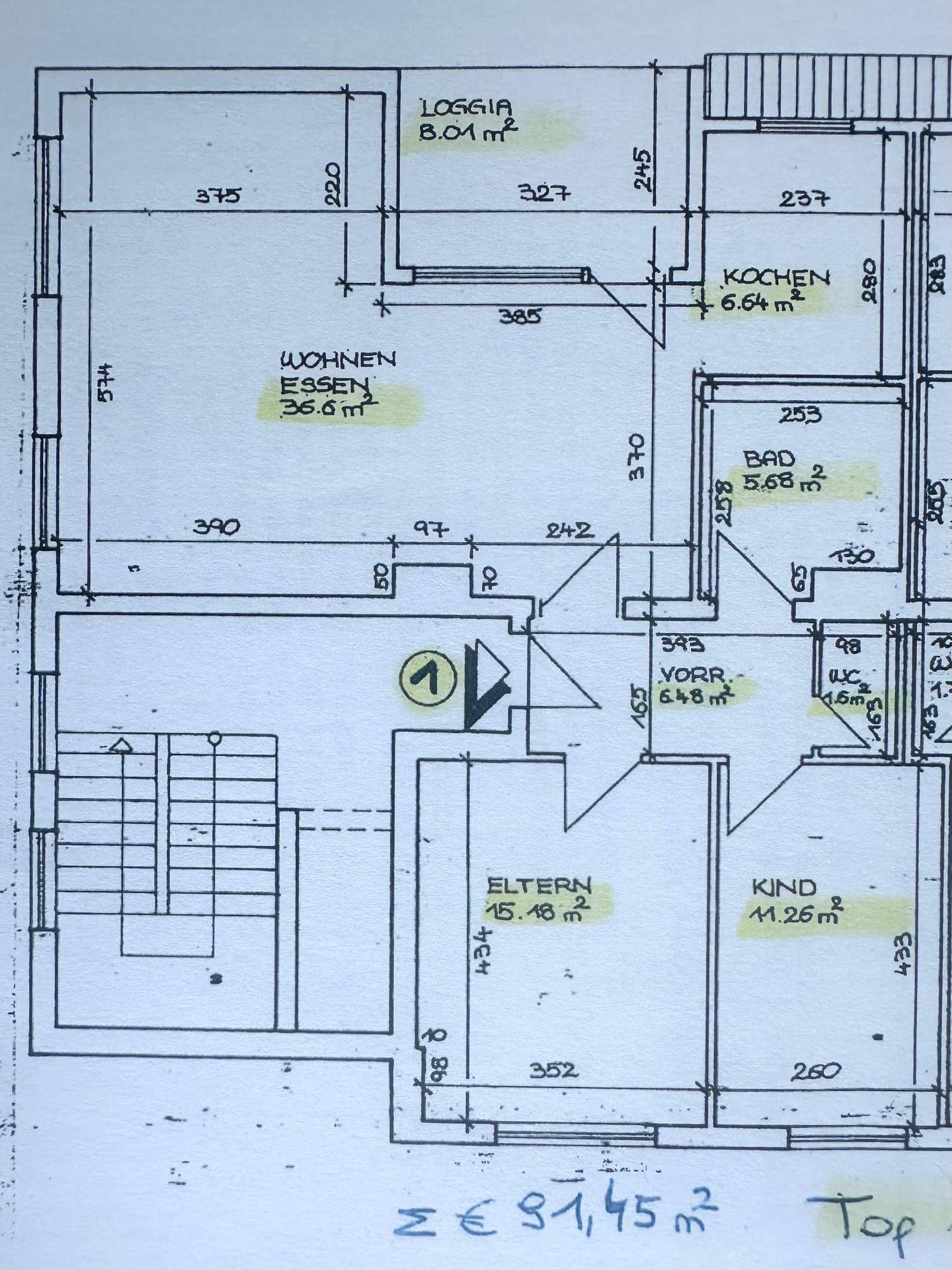 Detaillierter Grundriss einer Wohnung mit Wohn-Essbereich, Loggia und mehreren Zimmern.