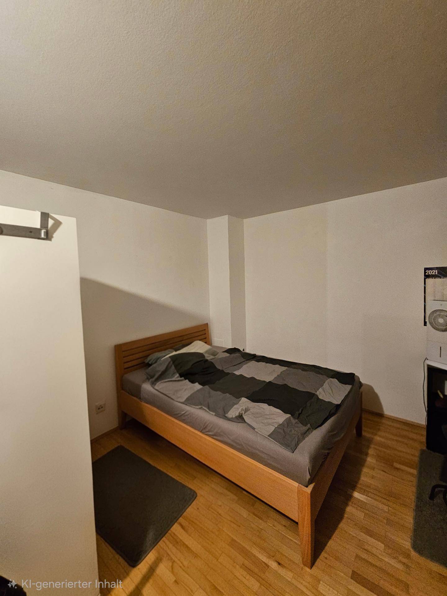 Gemütliches Schlafzimmer mit einem Holzbett und passendem Holzfußboden, bietet eine ruhige Atmosphäre.