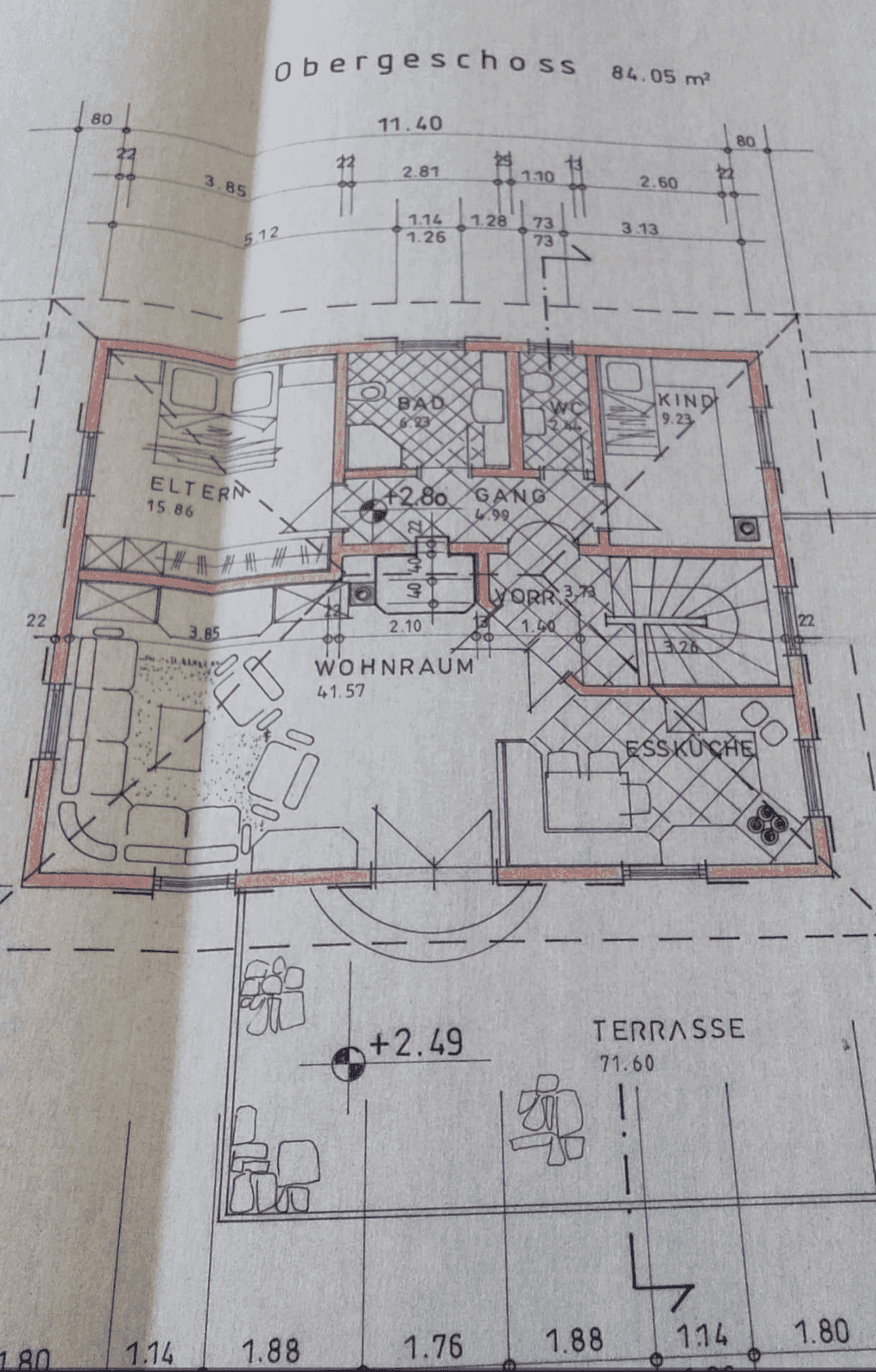Grundriss des Obergeschosses mit Schlafzimmern, Bad und offenem Wohnbereich.