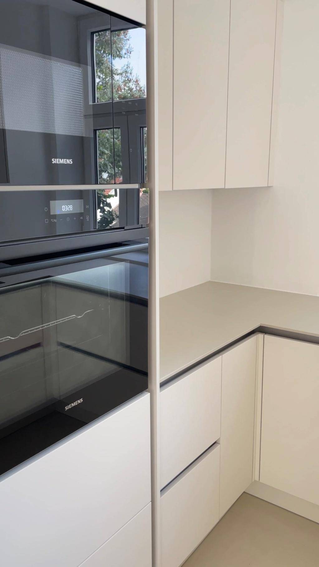 Detailansicht der modernen Küche mit Siemens Backofen und integrierten Schränken.