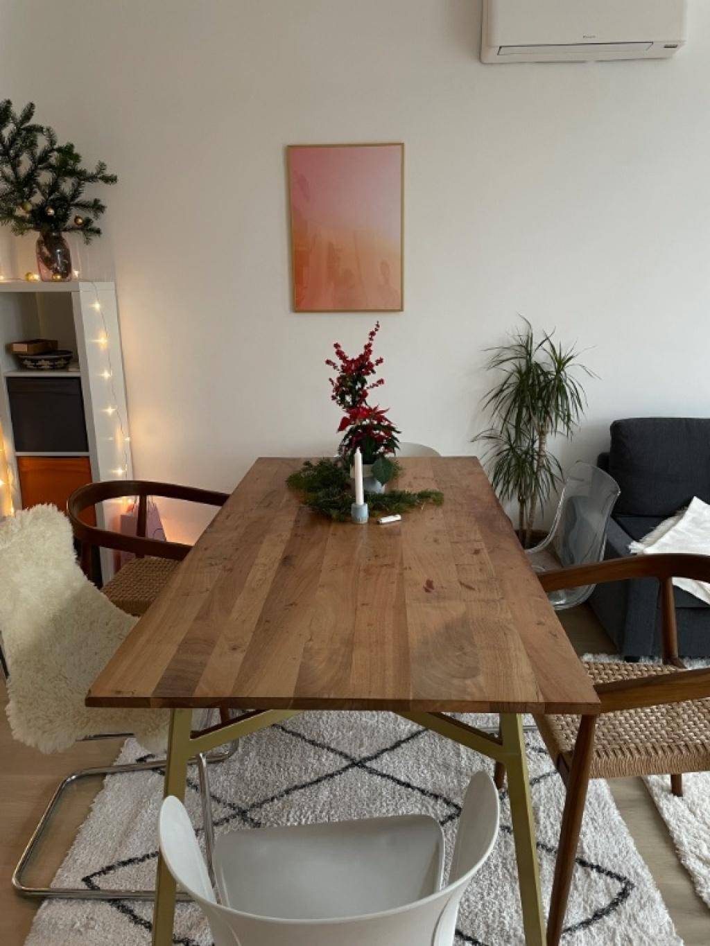 Essbereich mit großem Holztisch, modernen Stühlen und festlicher Dekoration.