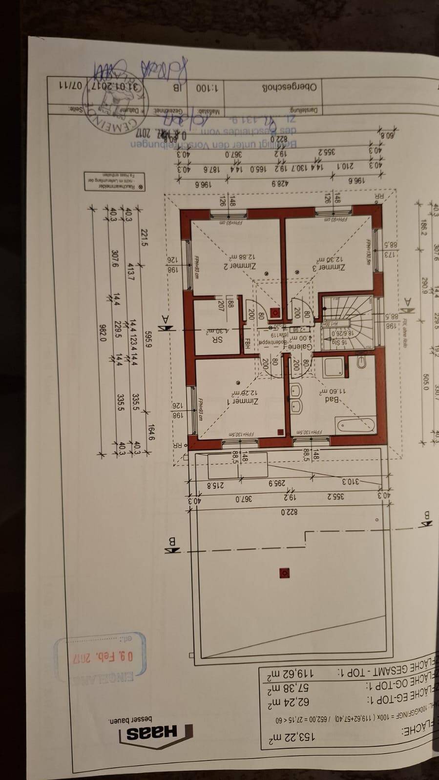 Grundriss des Obergeschosses mit drei Schlafzimmern und Badezimmer.