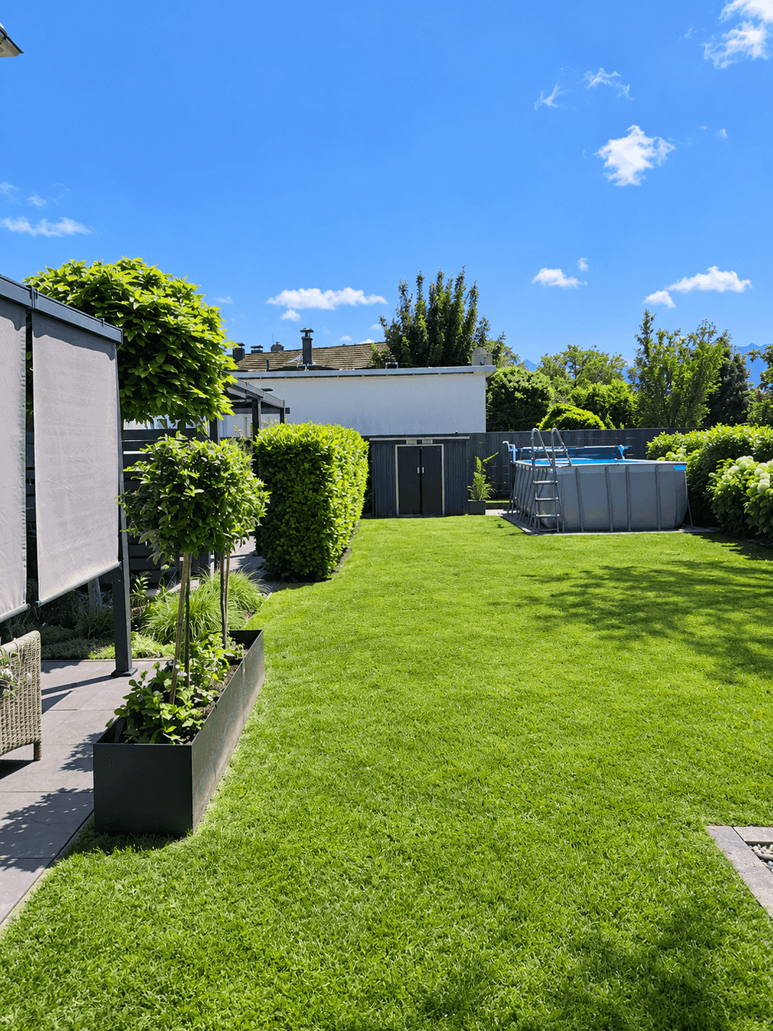 Gepflegter Garten mit Rasenfläche, oberirdischem Pool und Gartenhaus.