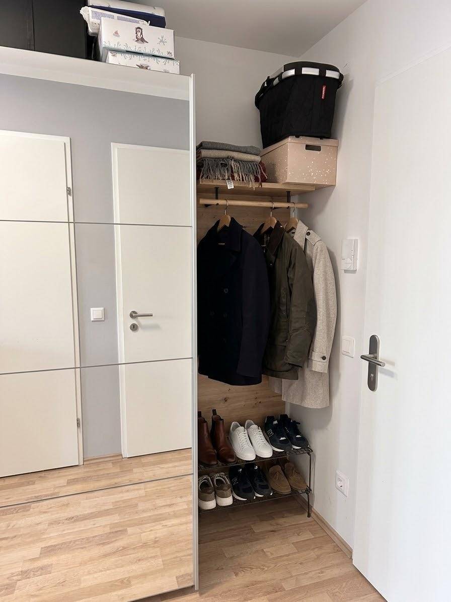 Eingangsbereich mit Spiegelschrank, Garderobe und praktischer Schuhablage.