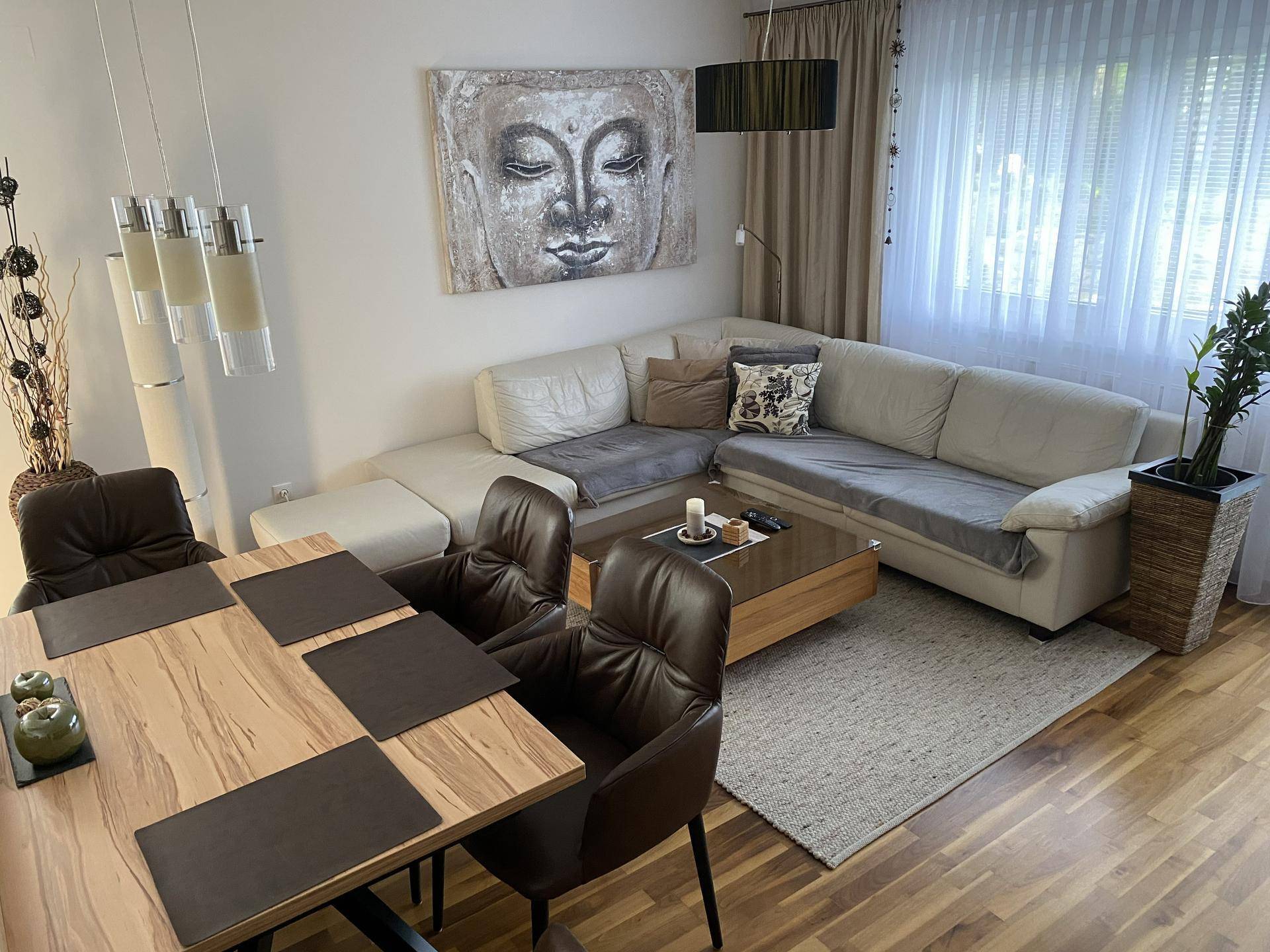 Geräumiger Wohn-Essbereich mit Ecksofa, Esstisch und großen Fenstern für viel Licht.