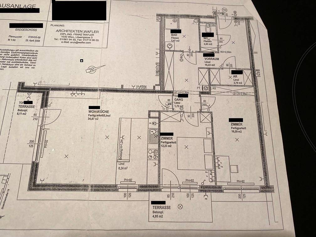 Detaillierter Grundriss des Erdgeschosses mit Wohnküche, Zimmern und Terrassen.