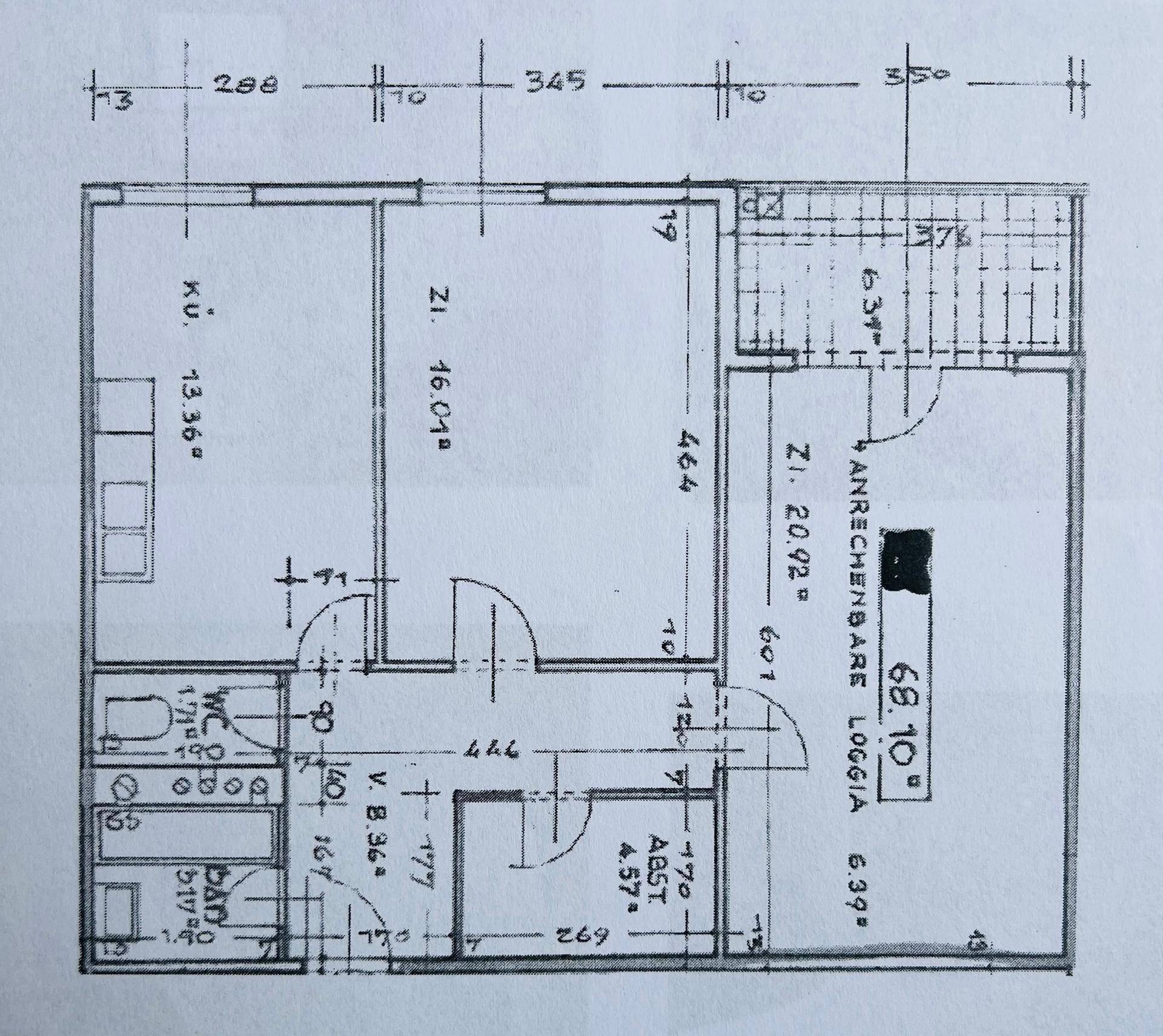 Grundriss der Wohnung mit Zimmern, Bad, WC und einer Loggia, inklusive Maßangaben.