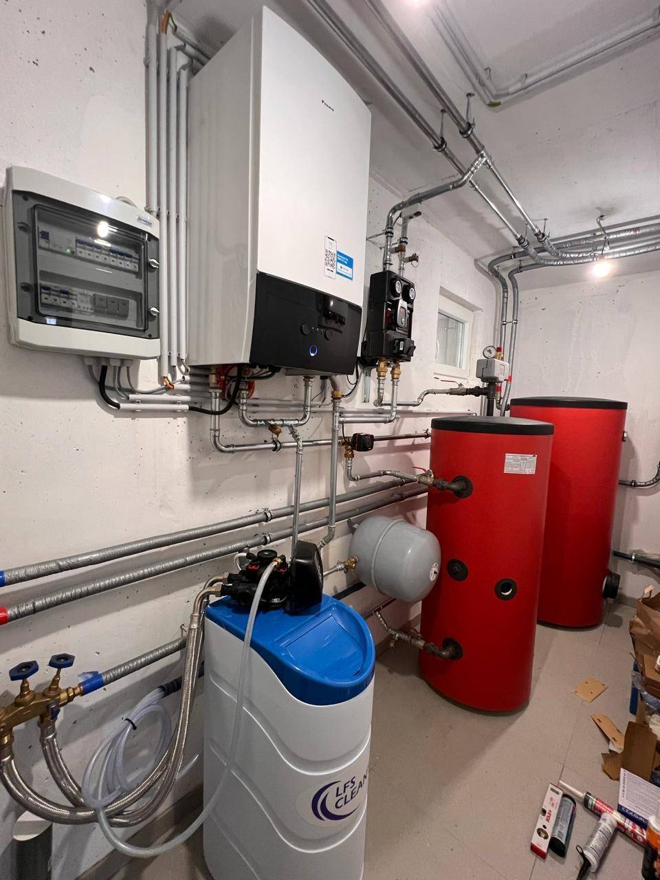 Technikraum mit Heizungsanlage, Warmwasserspeichern und Wasseraufbereitungssystem.