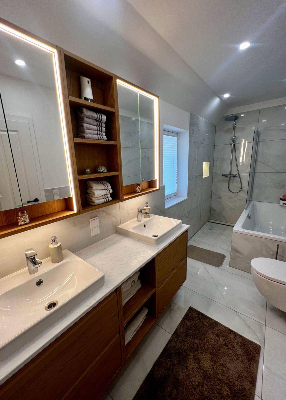 Geräumiges Badezimmer mit Doppelwaschbecken, Badewanne und moderner Dusche.