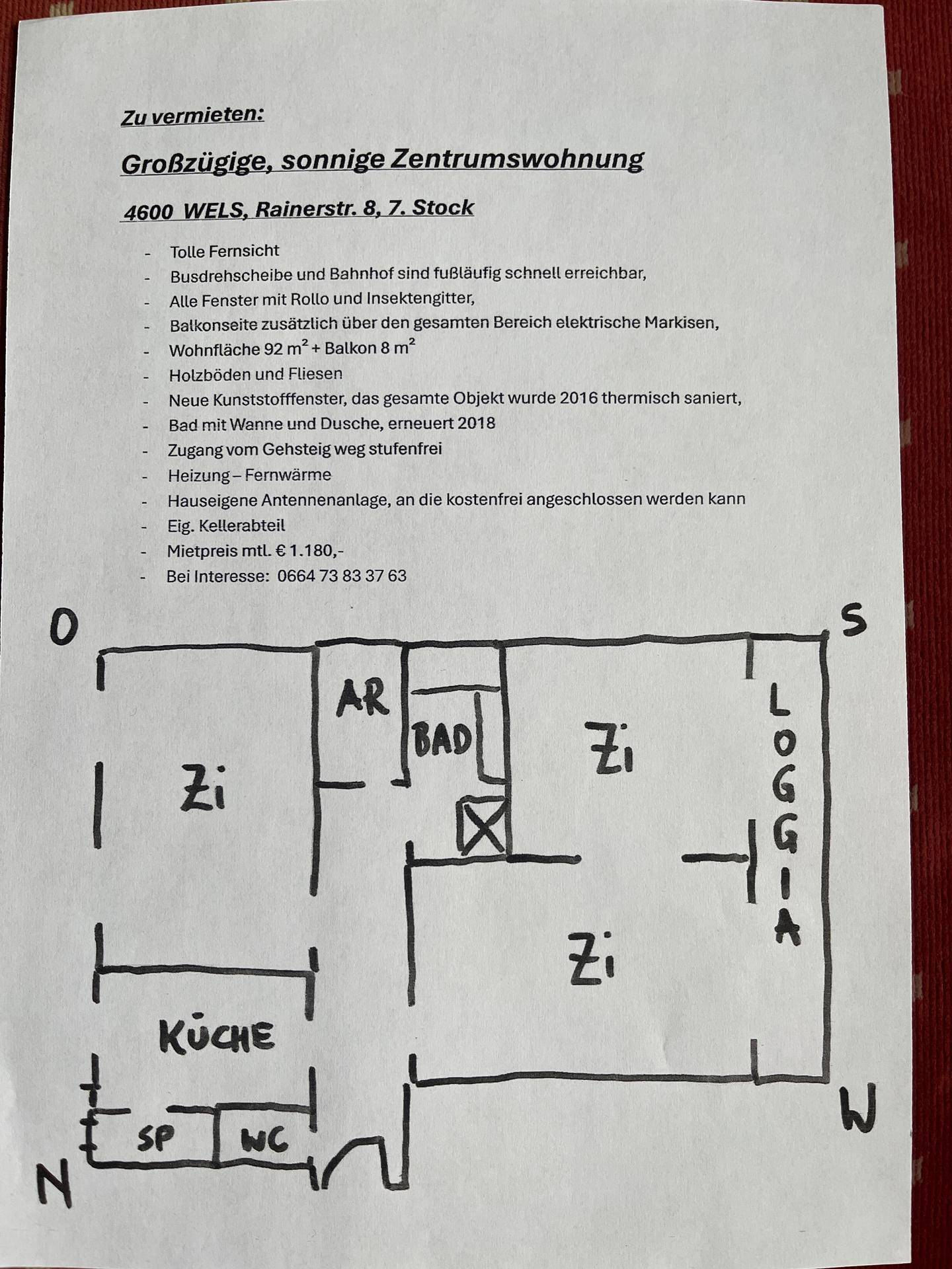 Handgezeichneter Grundriss einer Wohnung mit drei Zimmern, Küche, Bad, separatem WC und Loggia.