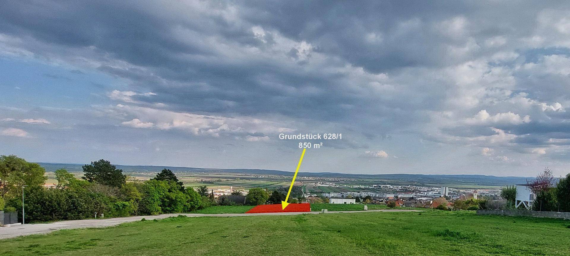 Weitwinkelaufnahme einer Landschaft mit einem kleinen, markierten Grundstück und Textannotation.