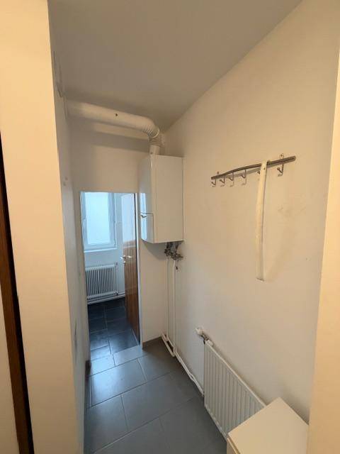 Kleiner Hauswirtschaftsraum mit Heizungsanlage und Stauraum, funktional und ordentlich.