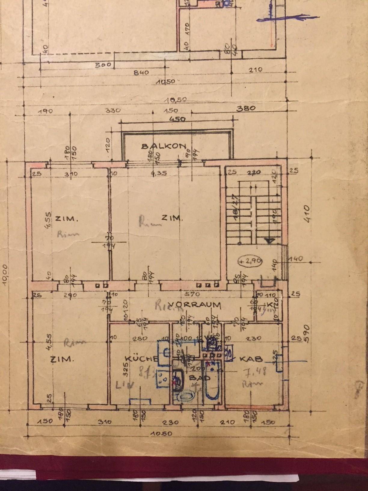 Handgezeichneter Grundriss mit Raumaufteilung, Maßen und einem Balkon.