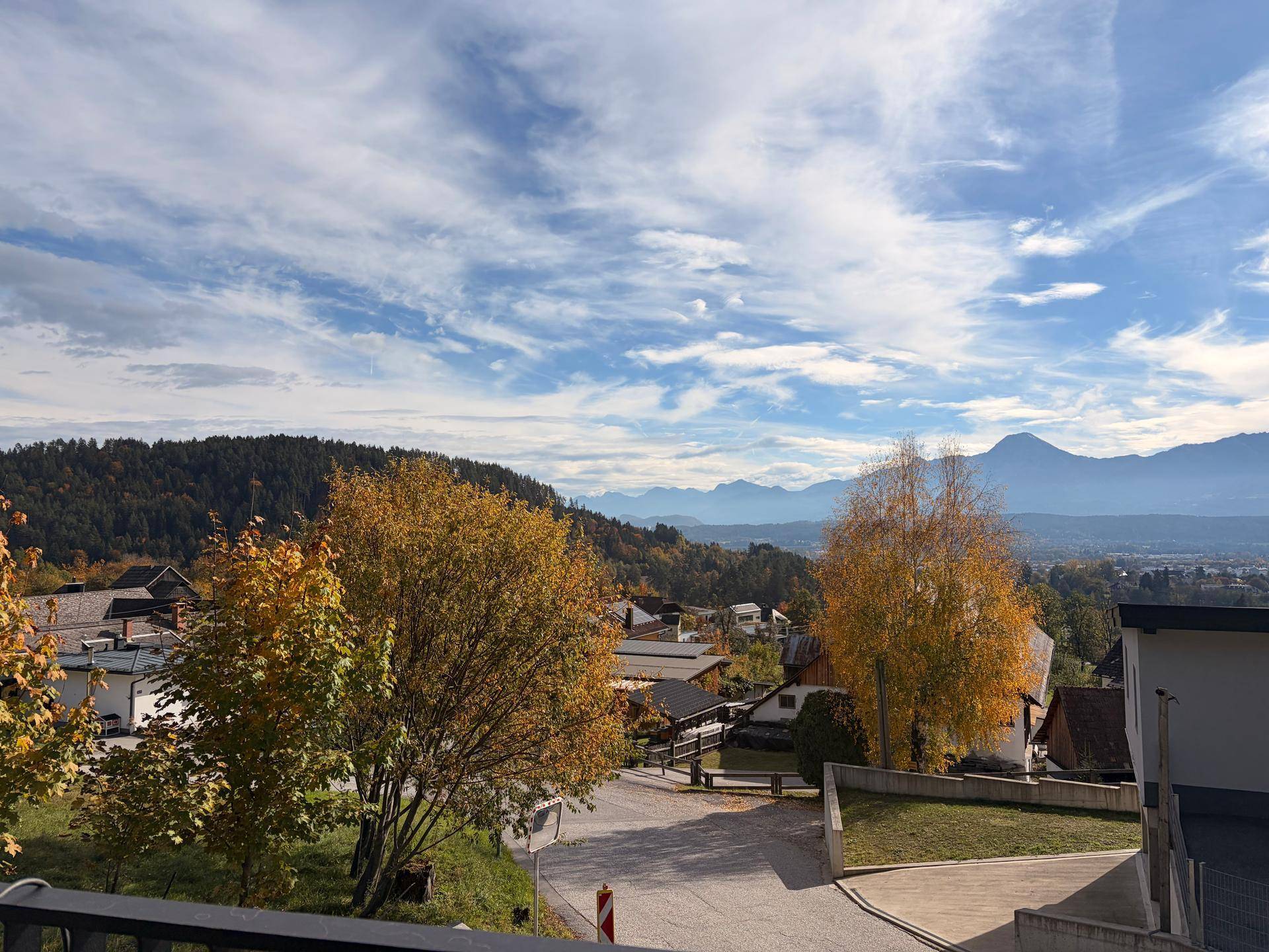 Panoramablick von der Immobilie auf die umliegende Landschaft, Berge und herbstliche Bäume.