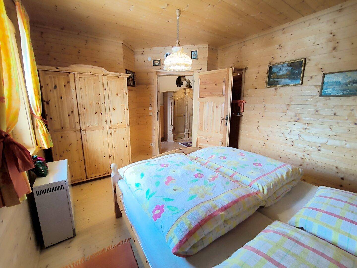 Schlafzimmer 1 (mit Doppelbett) OG