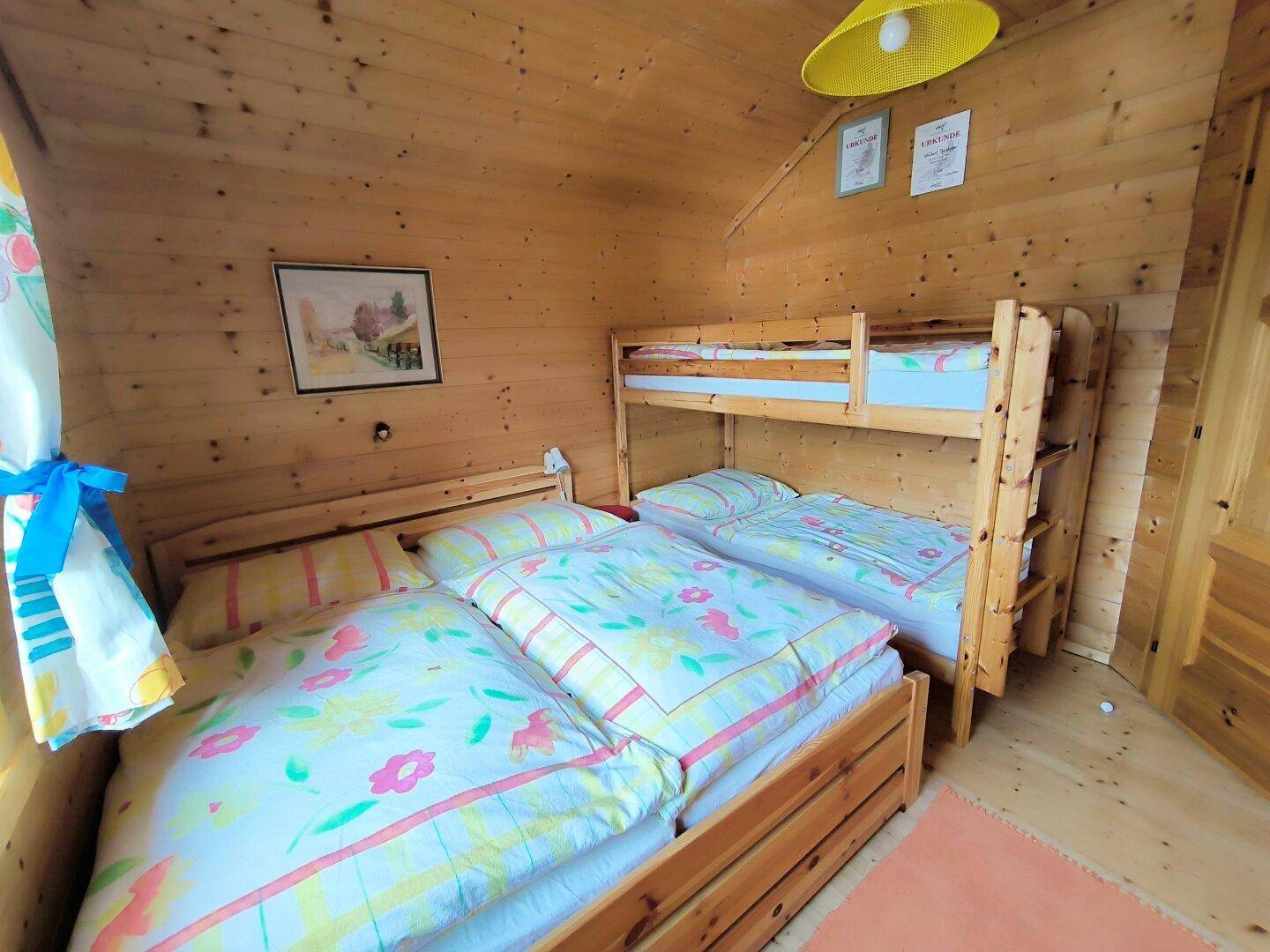 Schlafzimmer 2 (mit Doppelbett und Stockbett) OG