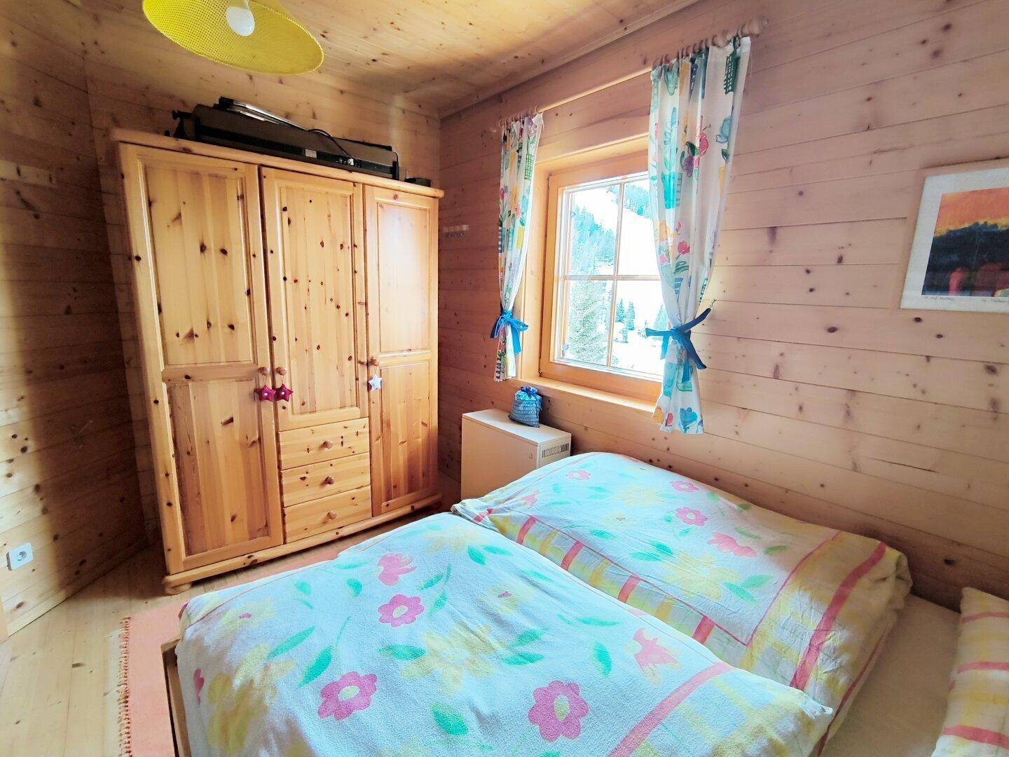 Schlafzimmer 2 (mit Doppelbett und Stockbett) OG