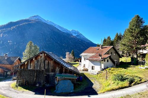 Arlberg - Ehemaliges Bauernhaus mit Blick auf den hohen Riffler