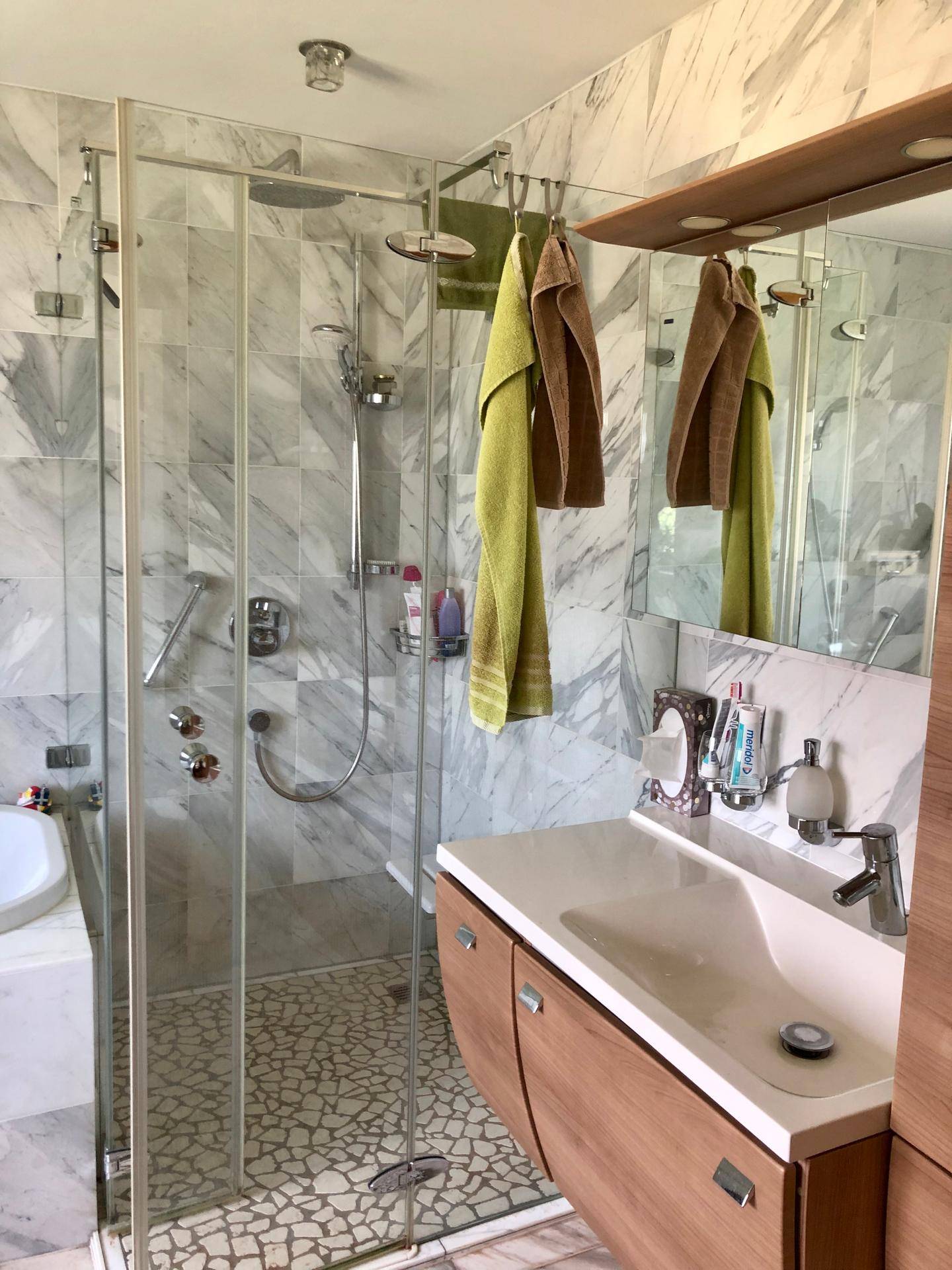 Masterbad mit barrierefreier Dusche und Waschtisch