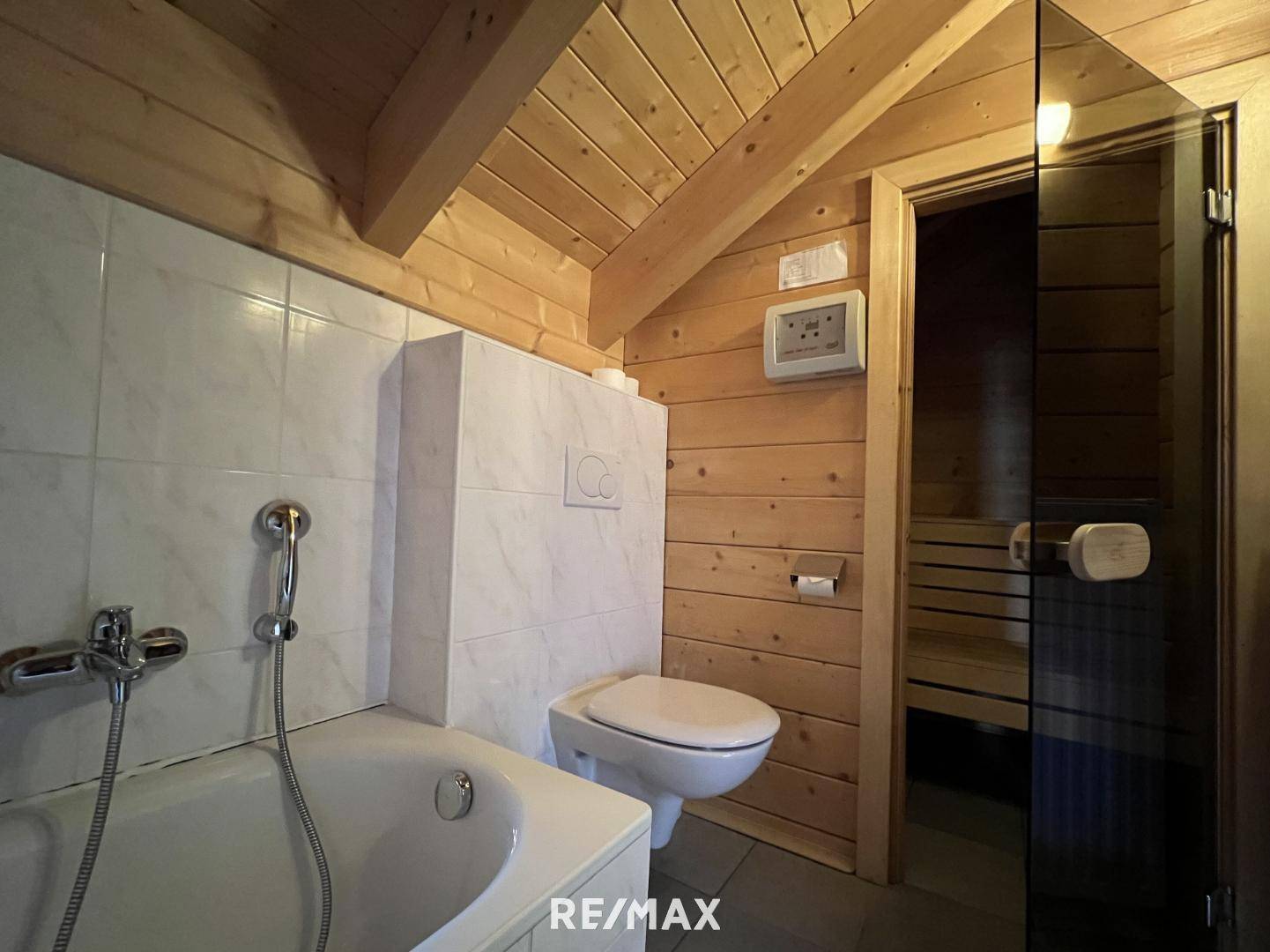 Badezimmer mit Sauna OG