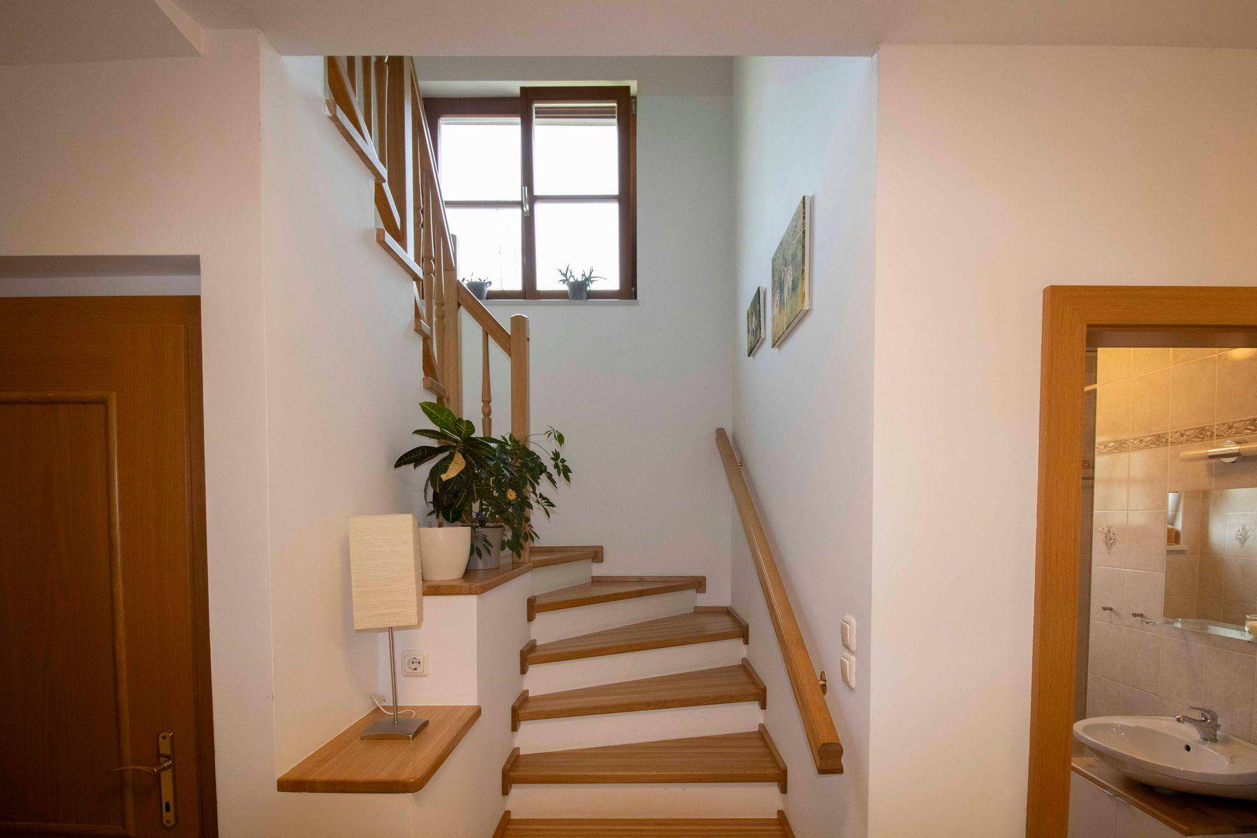 Treppenzugang im Eingangsbereich