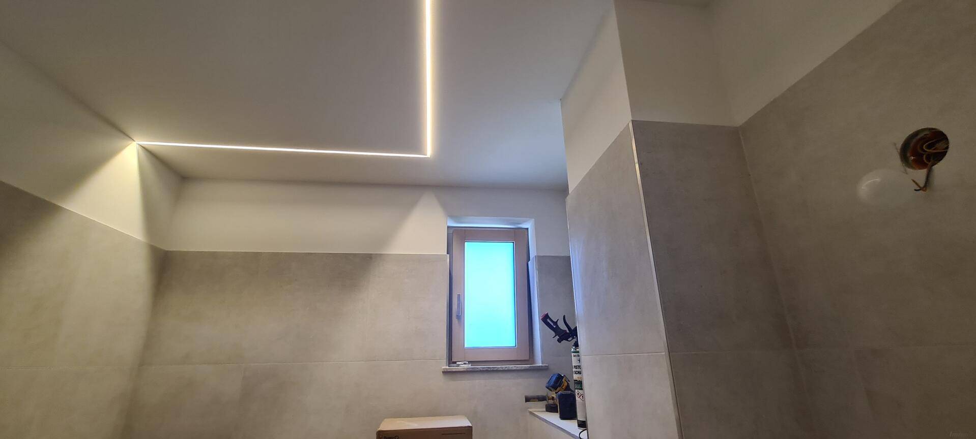 Badezimmer mit schicker Lichtleiste integriert