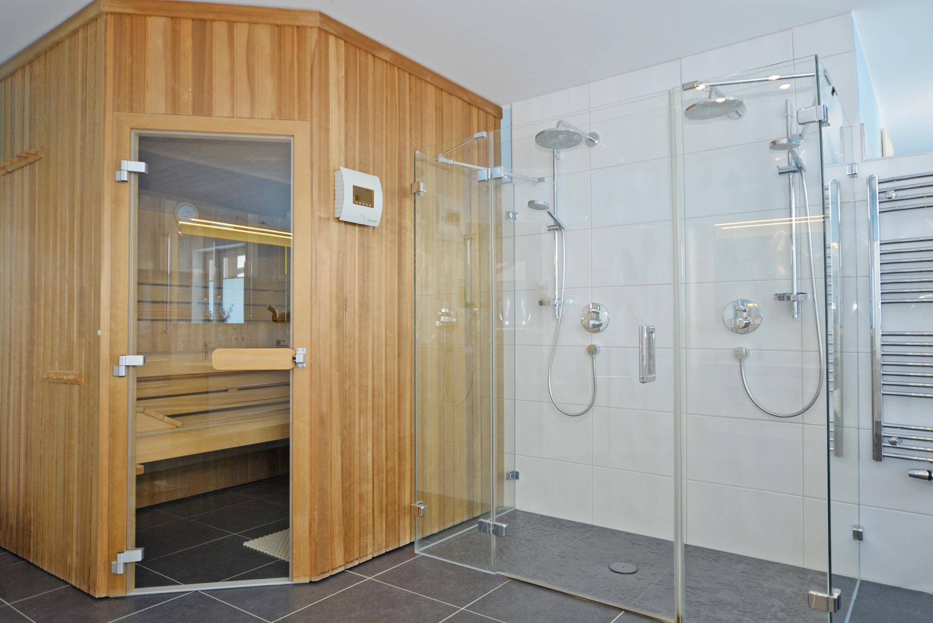 Modernes Bad mit Sauna