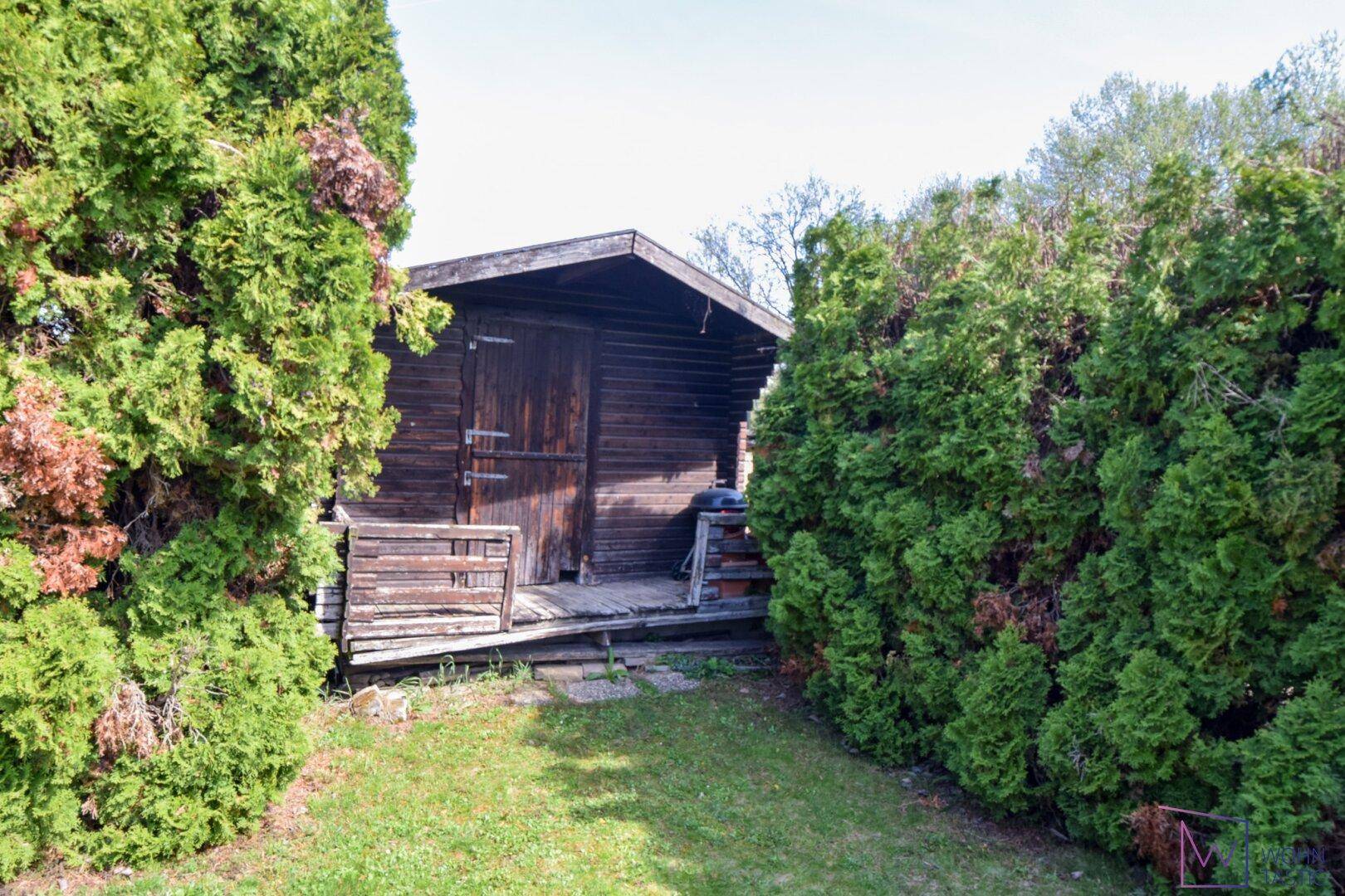 Große Gartenhütte mit kleinem Erdkeller