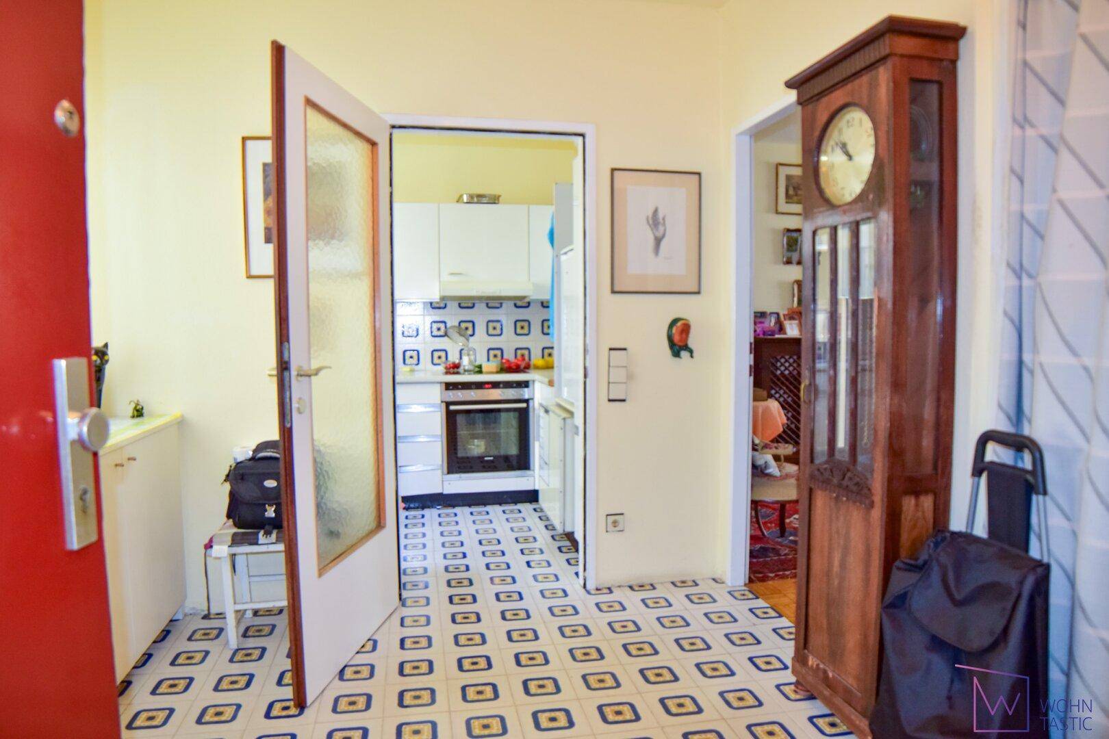Vorraum mit Blick in die Küche