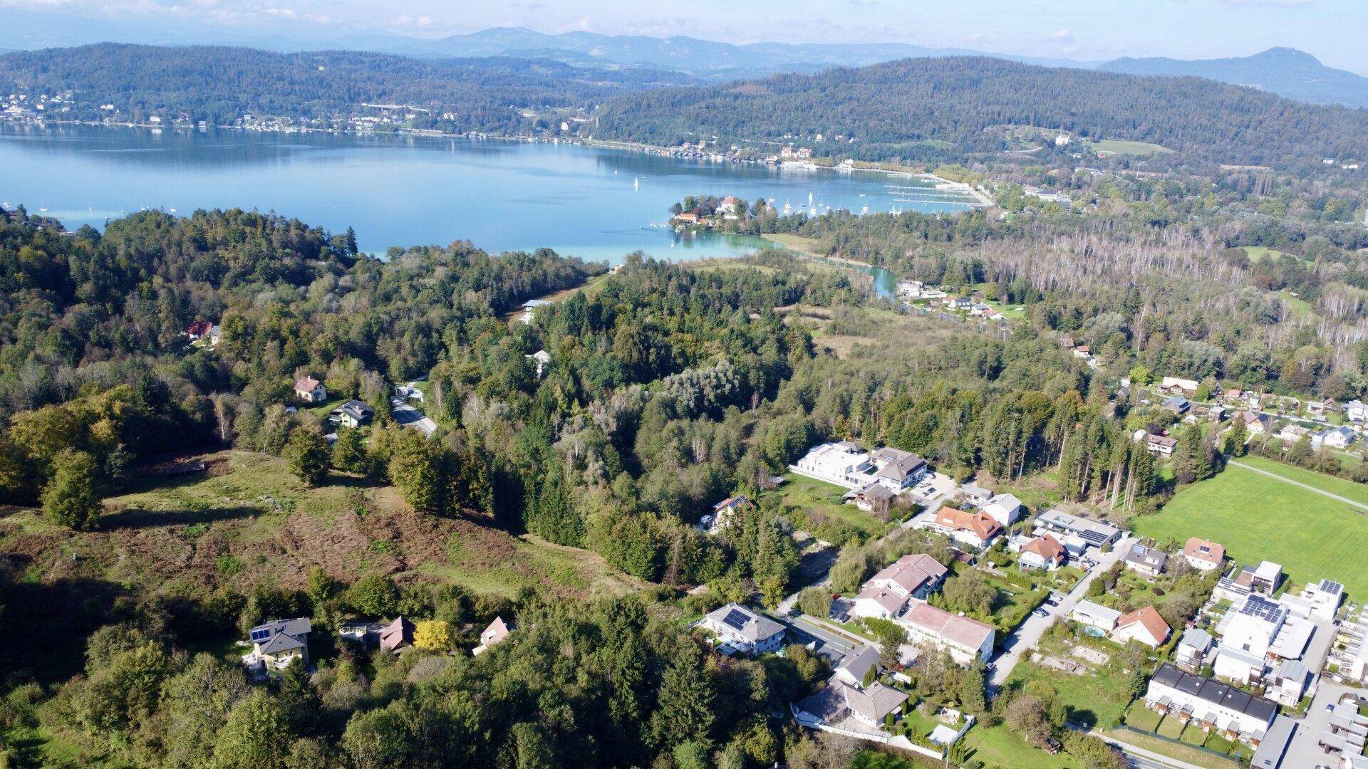 Luftbild vom Grundstück in Richtung Wörthersee