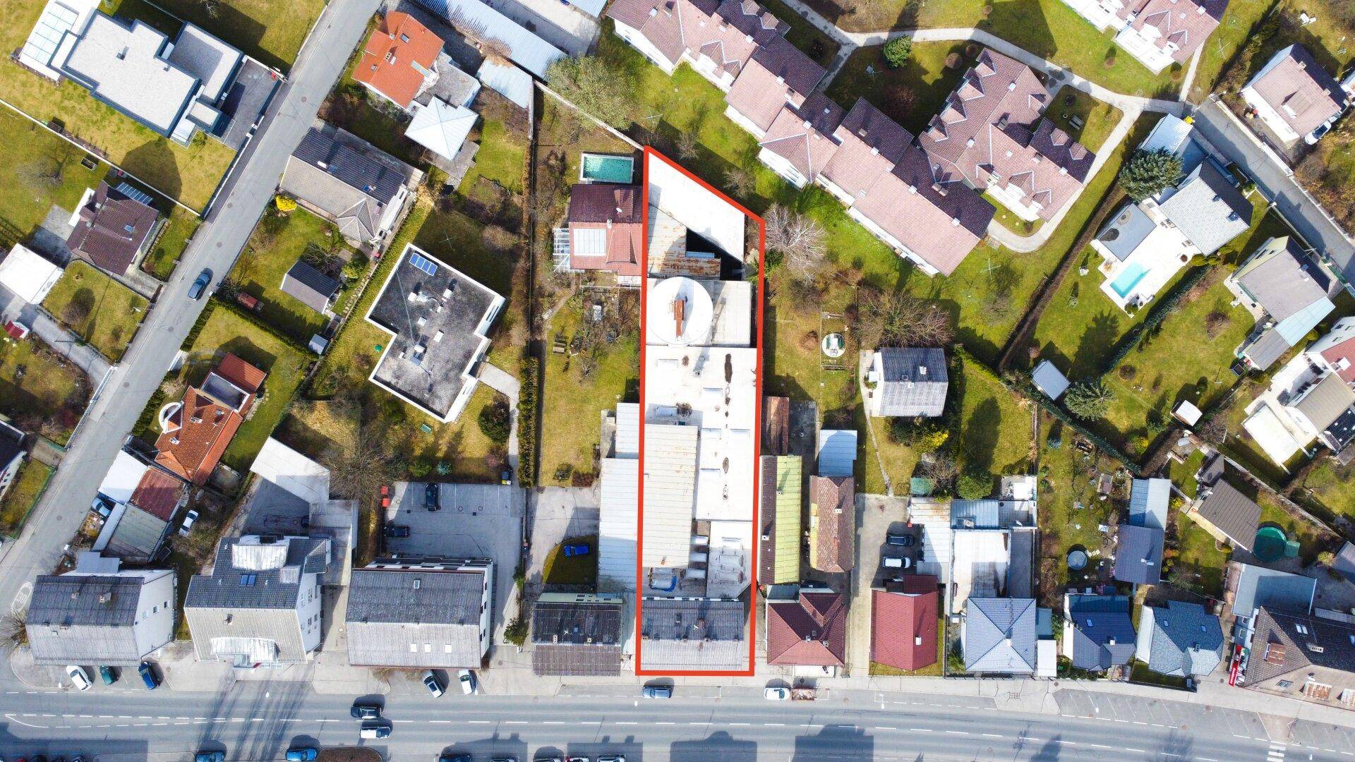 Luftbild mit eingezeichnetem Grundstück (Mehrfamilienhaus & Gewerbehalle)