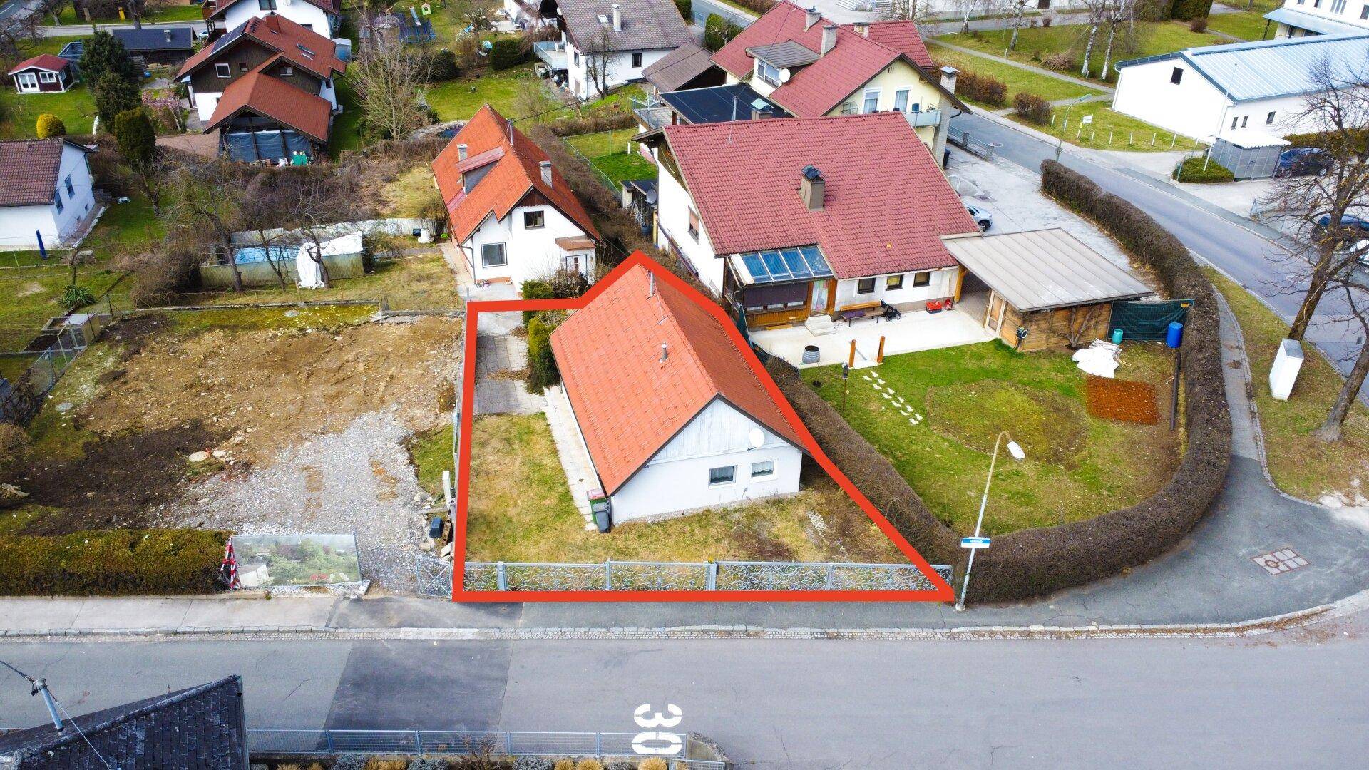 Luftbild Haus 1 mit eingezeichnetem Grundstück