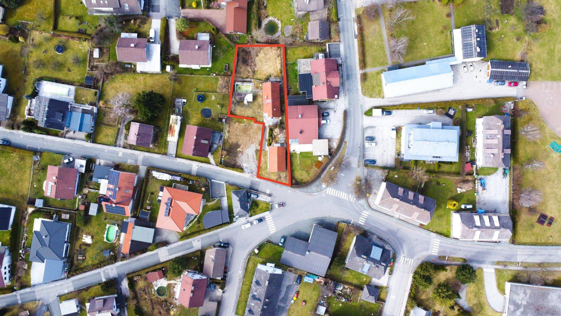 Luftbild mit eingezeichnetem Grundstück und beide Häuser