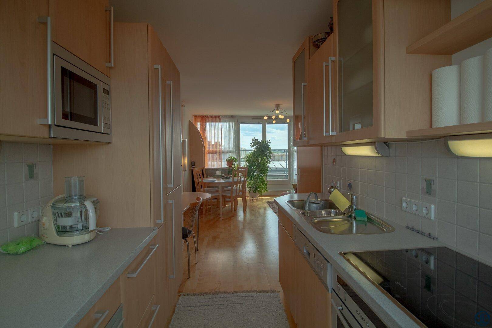 Blick vom Küchenbereich zum Wohnbereich und Terrassenausgang