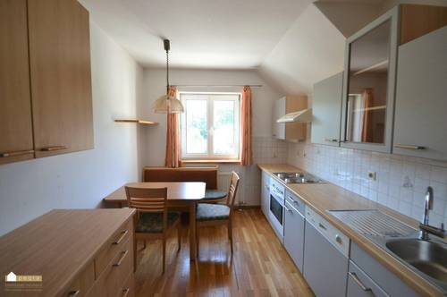 günstige 2 Zimmer Wohnung, eigene Küche mit Essplatz, Bad und WC