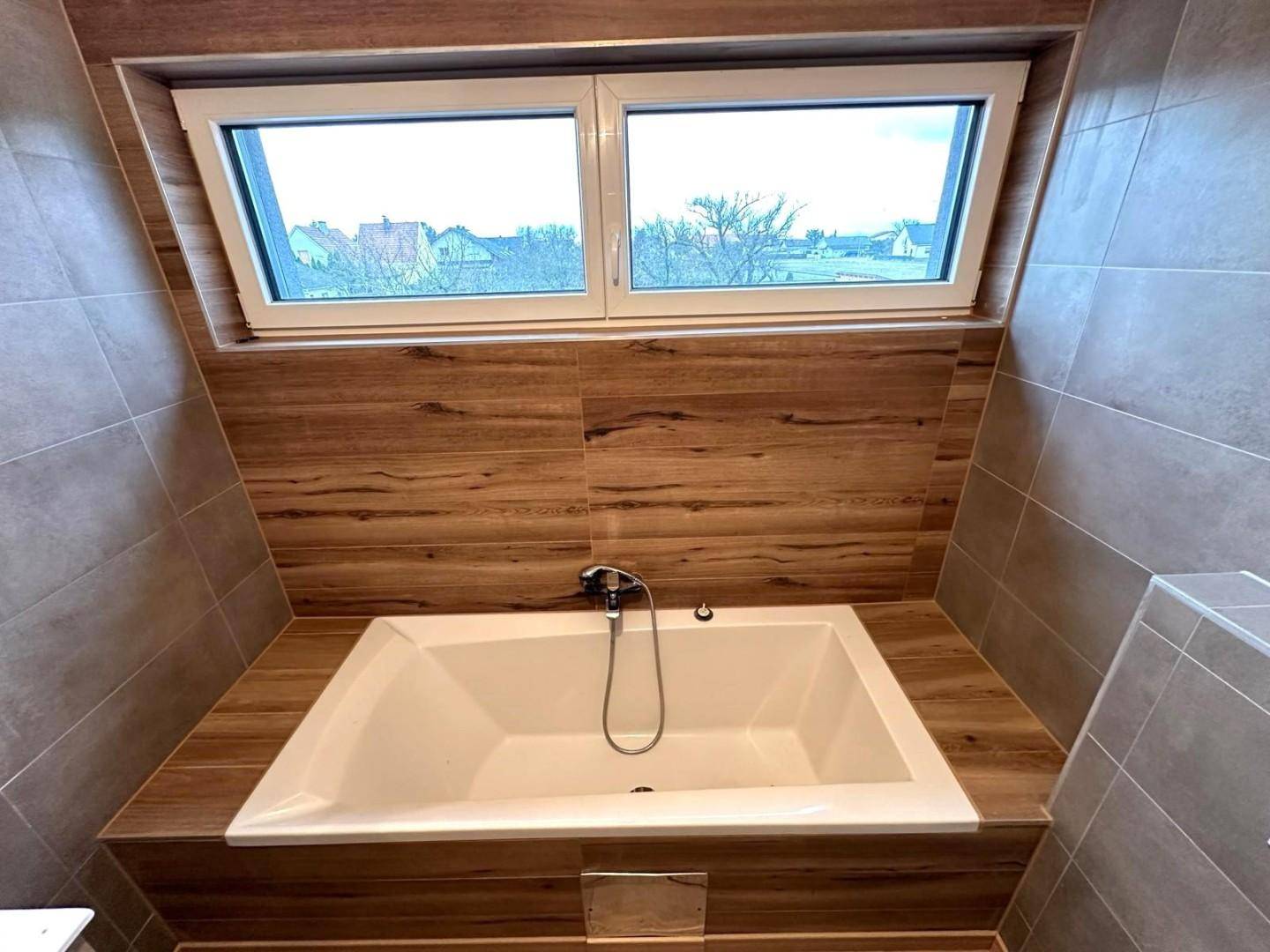 geräumiges Bad mit Fenster ausgestattet