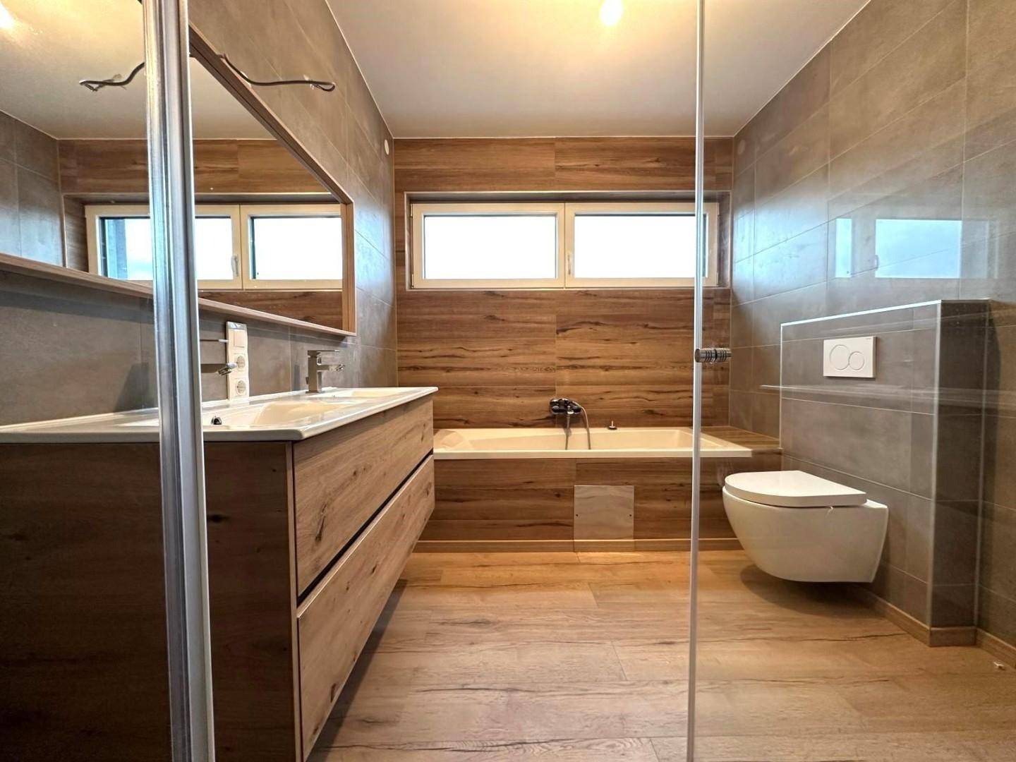 geräumiges Bad mit Wanne Fenster und Dusche ausges