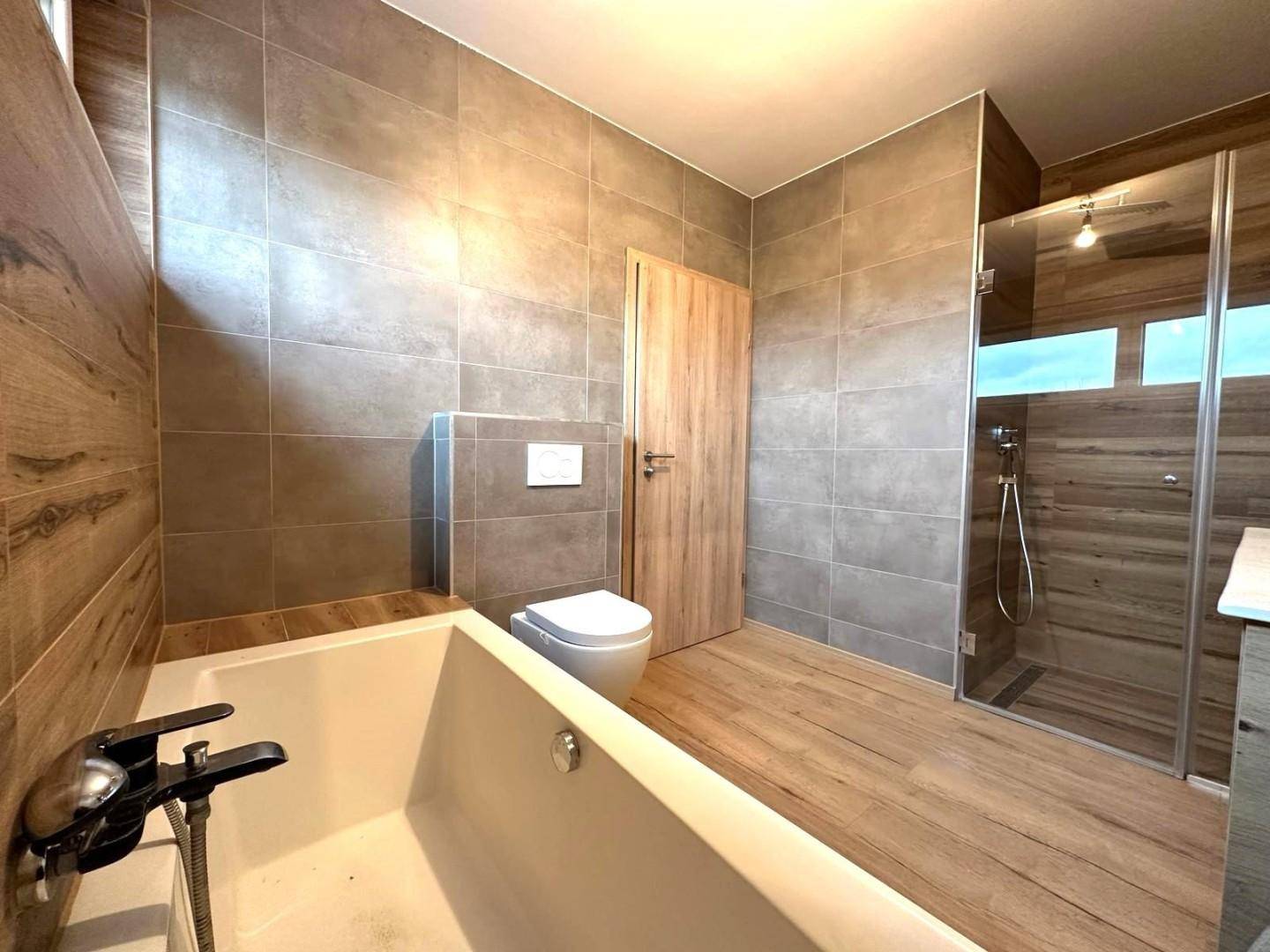 modernes Bad mit Wanne, Dusche und Fenster ausgest