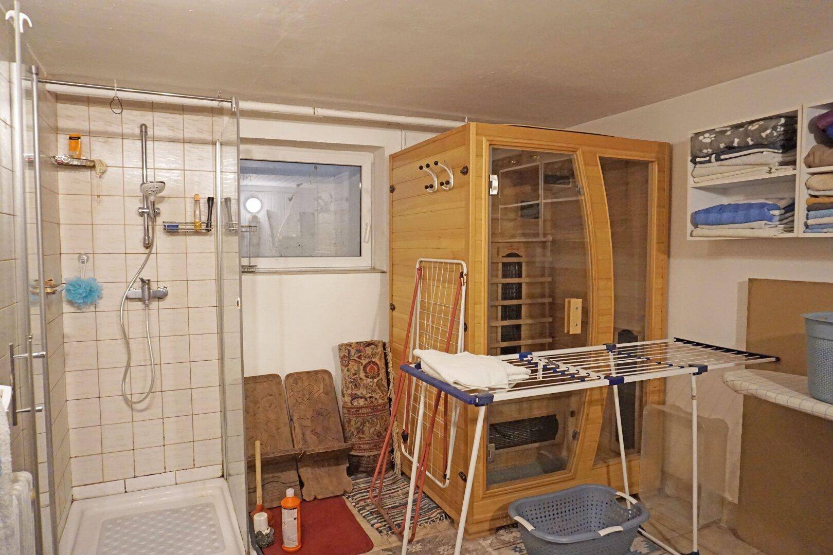 Kellerraum 1 mit Dusche und Infrarotkabine