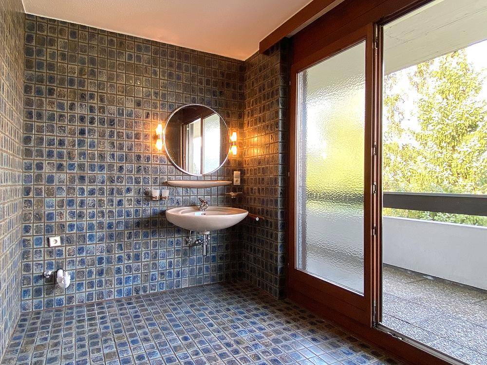 Badezimmer mit Zugang zur Terrasse
