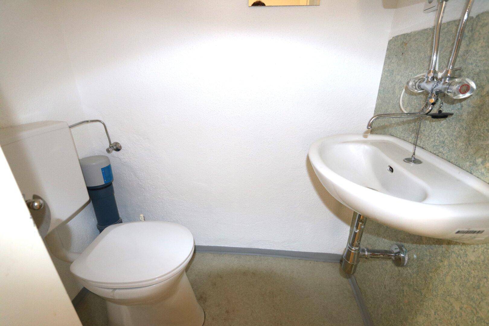 WC mit Handwaschbecken im Obergeschoss