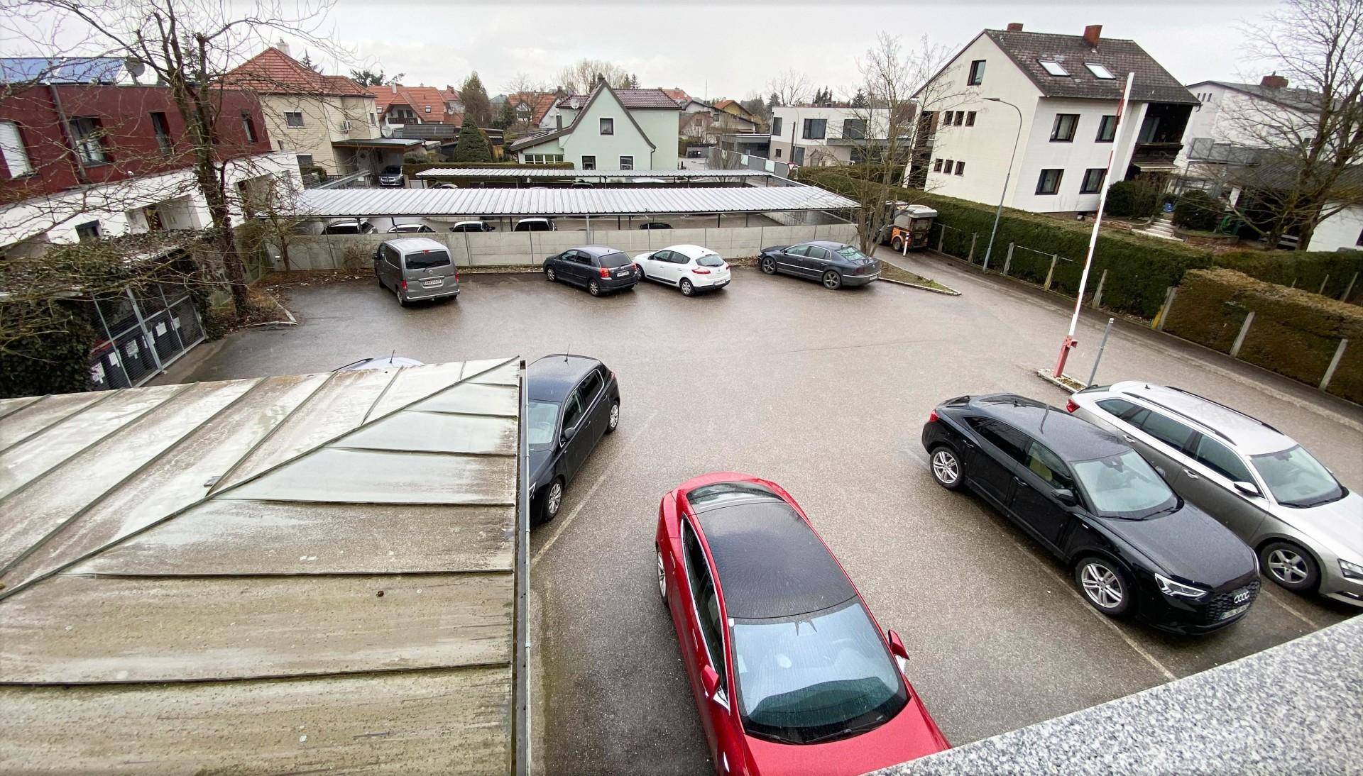 Sicht auf Parkplatz hinter Gebäude von oben