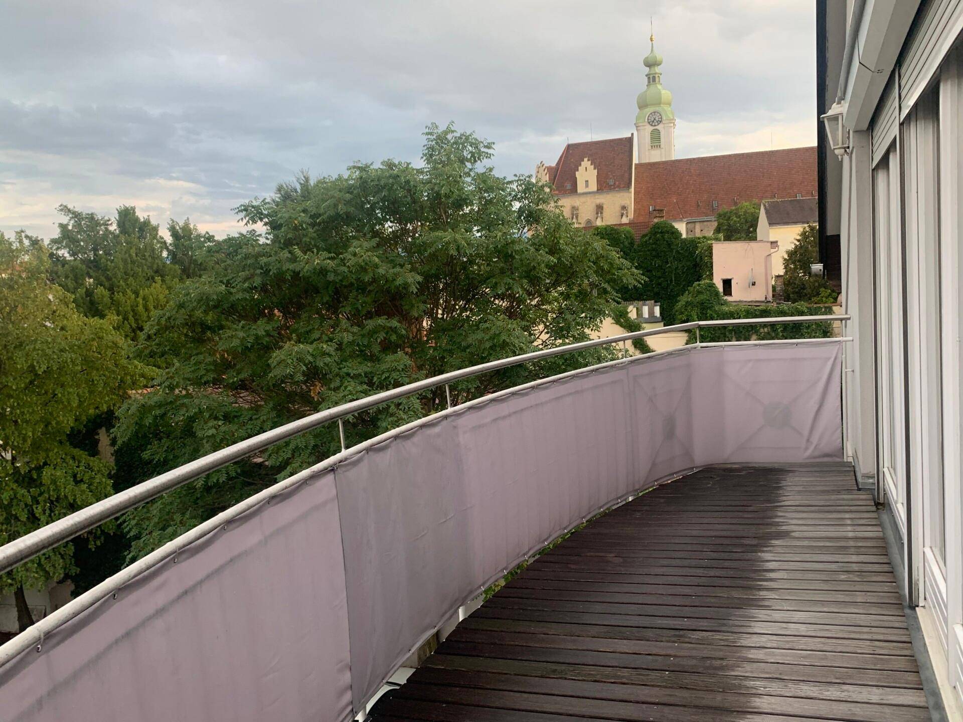 Balkon mit herrlicher Aussicht über den Dächern von Neunkirchen