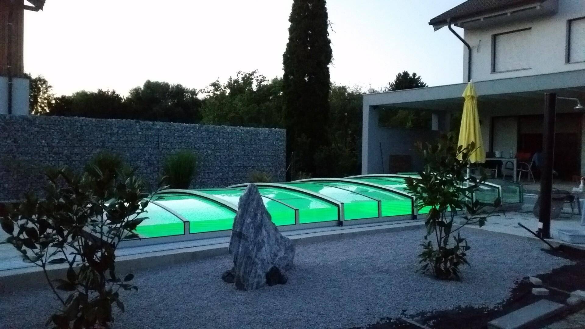 Pool mit Abdeckung