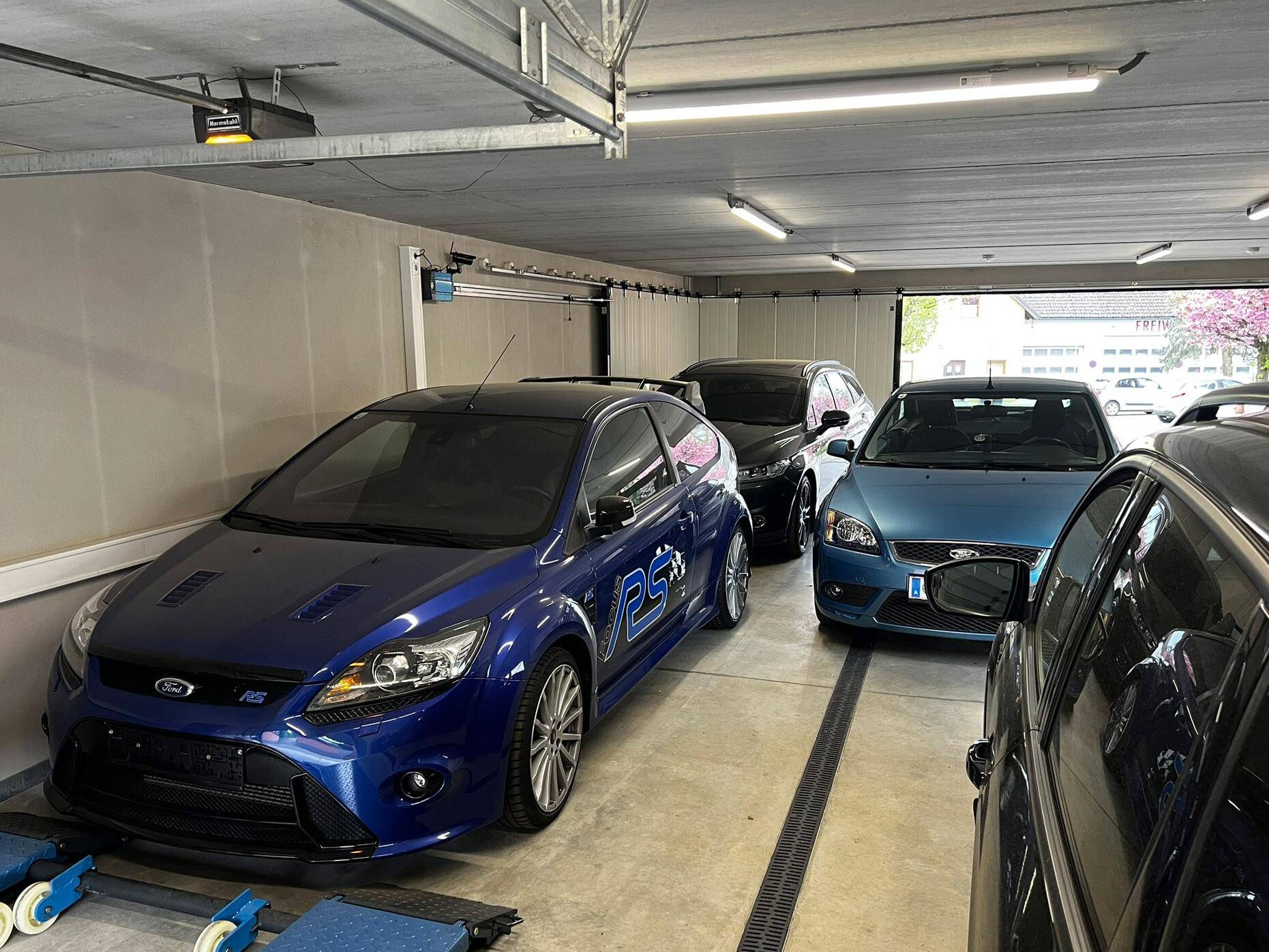 Garage mit Platz für fünf PKWs